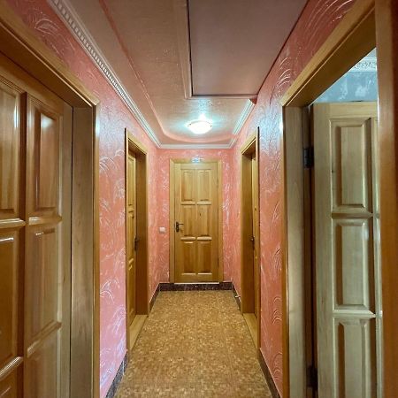 Villa Aeroport Розовый Дом キシナウ エクステリア 写真